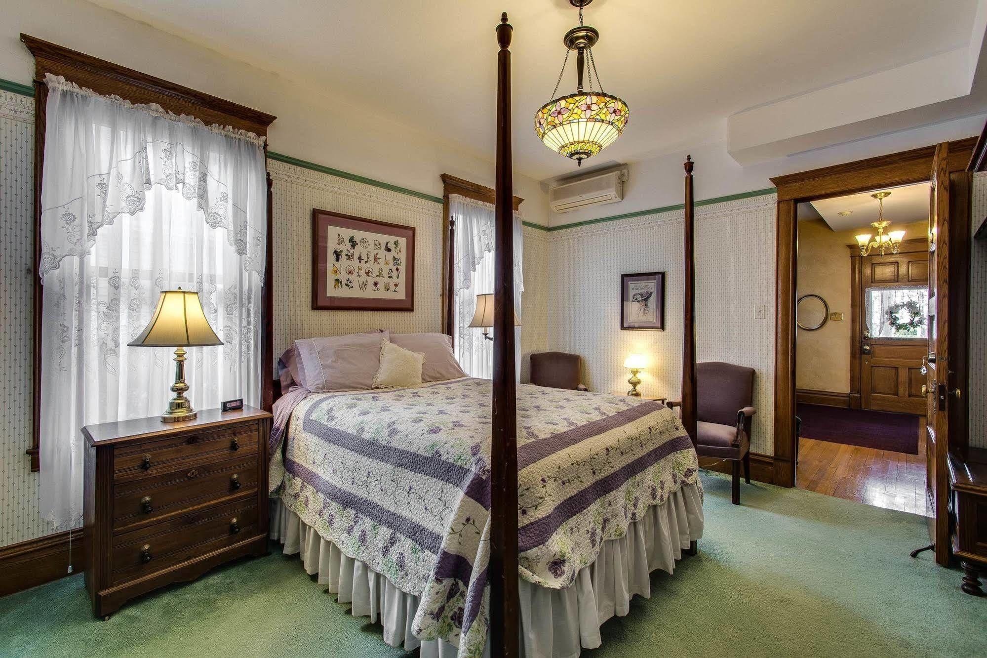 Harrison House Bed & Breakfast เนเปอร์วิลล์ ภายนอก รูปภาพ